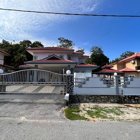 Bearbrick Homestay With Pool Port Dickson Buitenkant foto