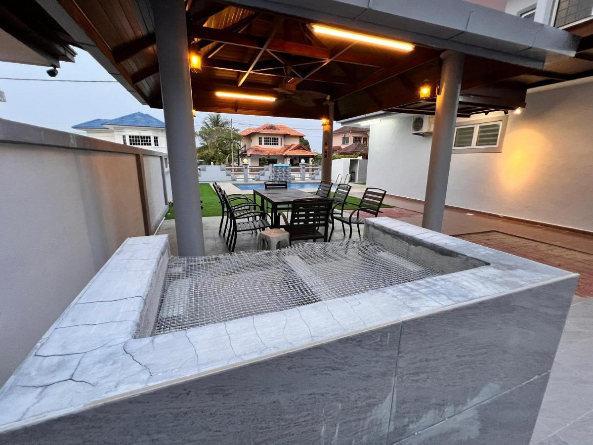 Bearbrick Homestay With Pool Port Dickson Buitenkant foto