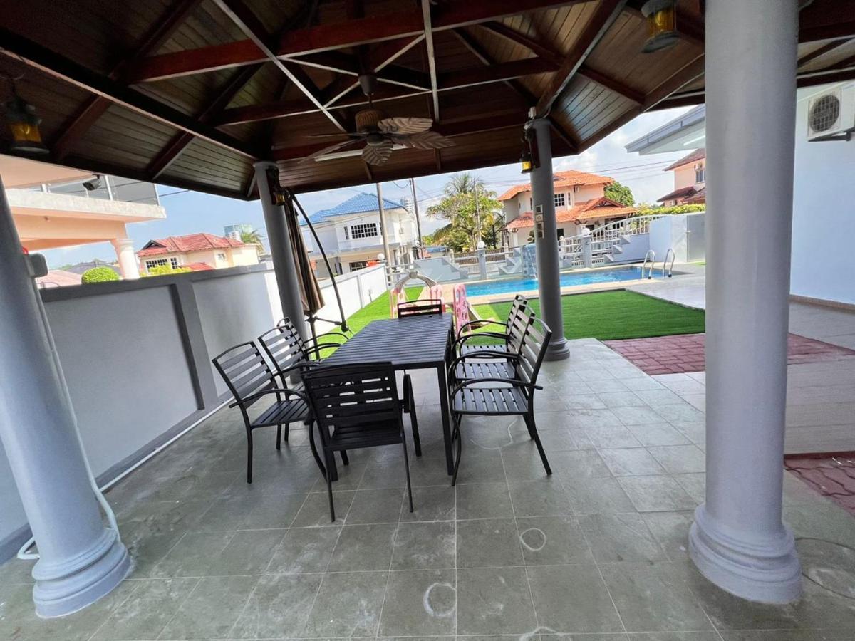 Bearbrick Homestay With Pool Port Dickson Buitenkant foto