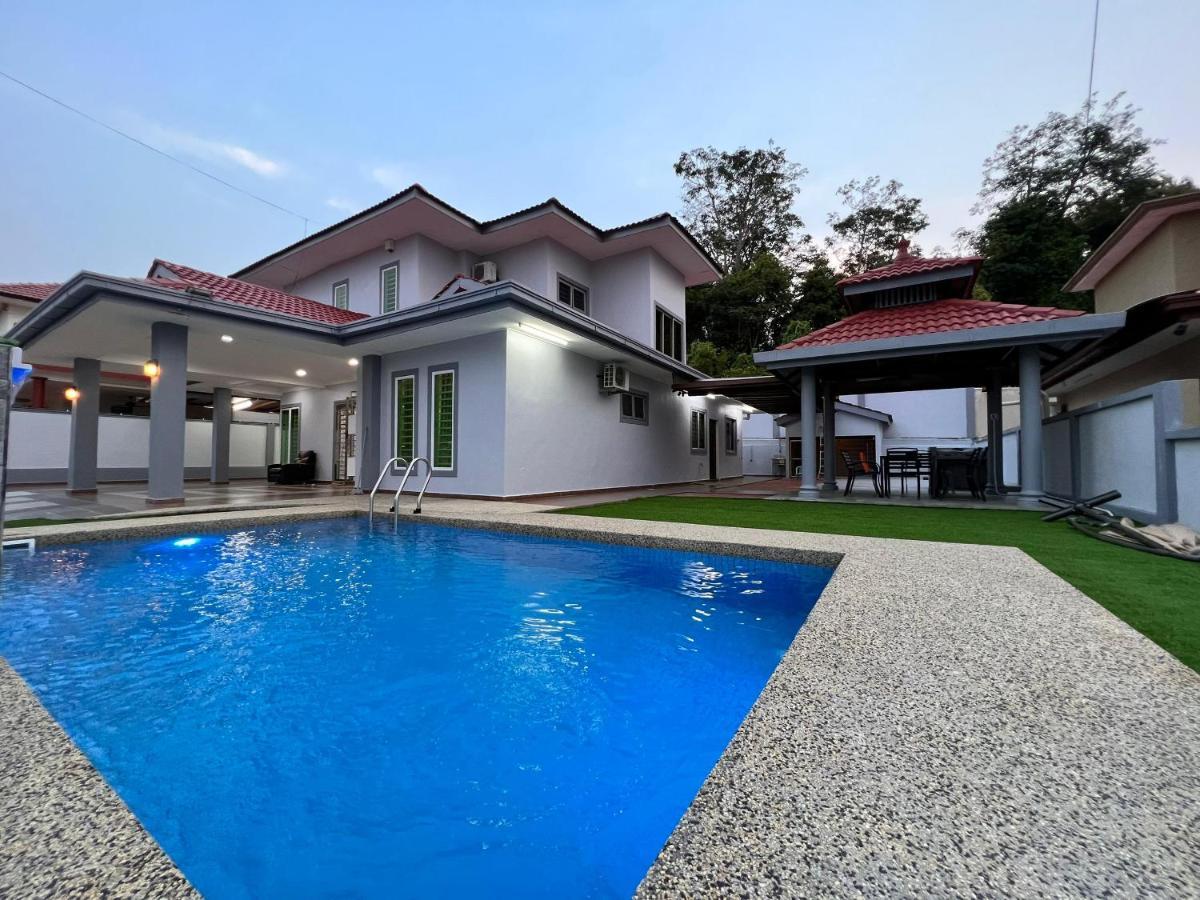 Bearbrick Homestay With Pool Port Dickson Buitenkant foto